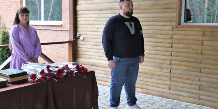 Народний депутат від “Слуги народу” приїхав до деокупованого Тростянця у светрі з буквою V (фото)