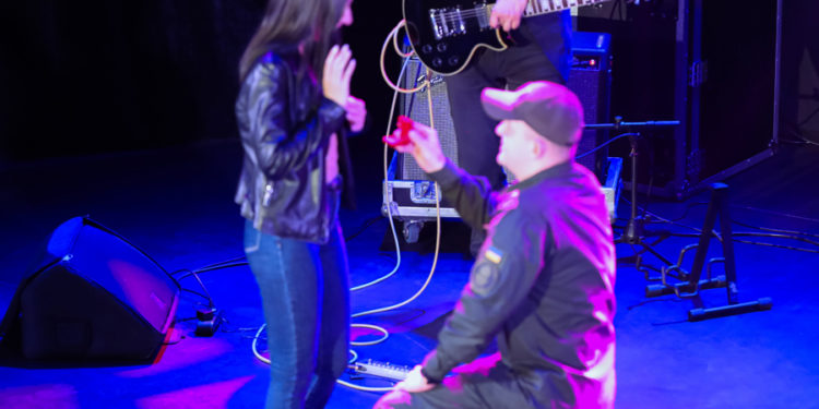 На концерті Іво Бобула в Чернівцях нацгвардієць зробив пропозицію коханій (фото)