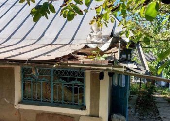 На Хмельниччині частина ракети, повна вибухівки, поцілила в хату 93-річної бабусі, і та залишилася жива (фото, відео)