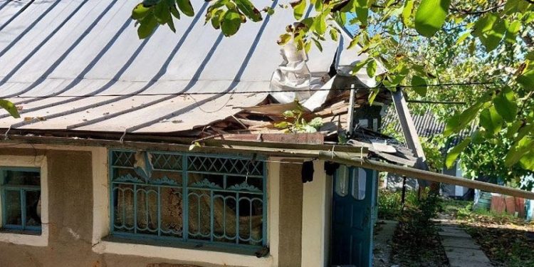 На Хмельниччині частина ракети, повна вибухівки, поцілила в хату 93-річної бабусі, і та залишилася жива (фото, відео)