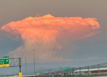 Незвичайна хмара, схожа на ядерний гриб, налякала людей у США (фото, відео)