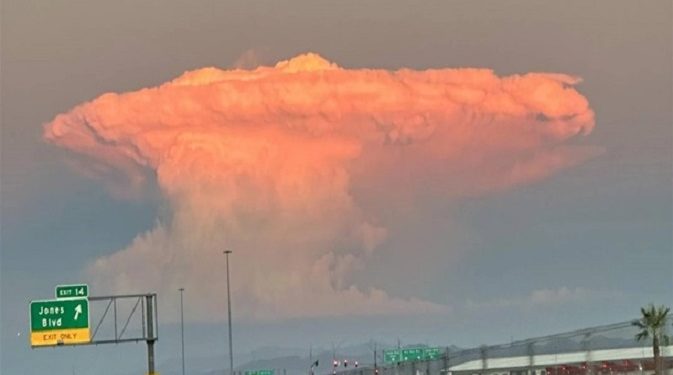 Незвичайна хмара, схожа на ядерний гриб, налякала людей у США (фото, відео)