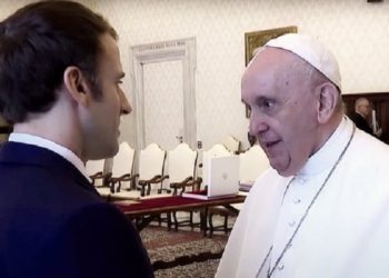 Макрон закликав Папу Римського спонукати Путіна та Байдена до переговорів щодо України