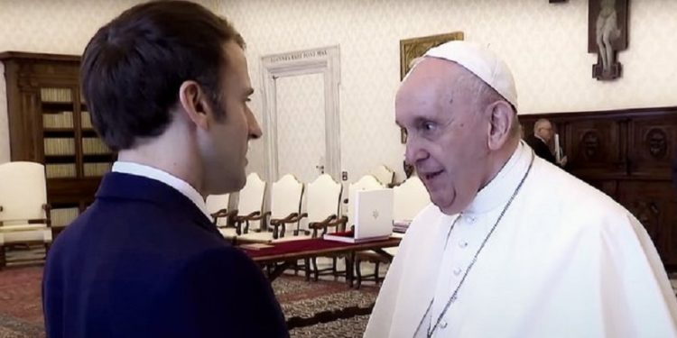 Макрон закликав Папу Римського спонукати Путіна та Байдена до переговорів щодо України