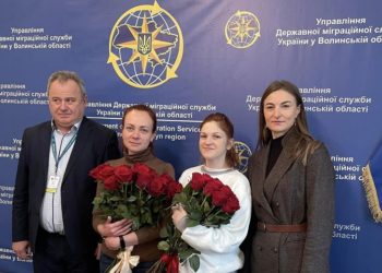 Мар’яна Мамонова та Анастасія Чорненька, в яких під час полону окупанти забрали документи, отримали нові паспорти (фото)