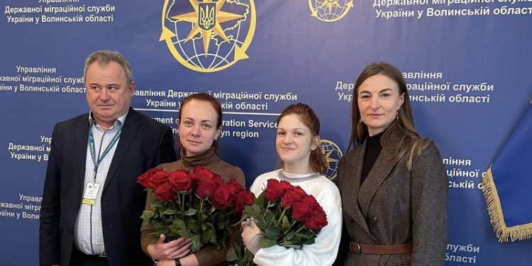 Мар’яна Мамонова та Анастасія Чорненька, в яких під час полону окупанти забрали документи, отримали нові паспорти (фото)