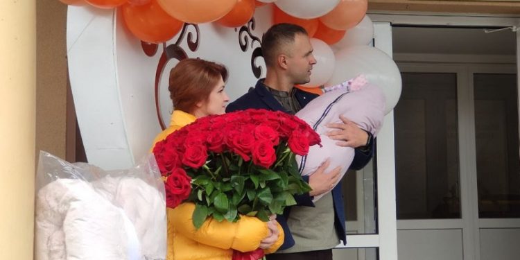 Мар’яну Мамонову разом із донечкою виписали з перинатального центру (фото, відео)