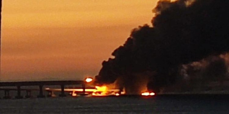 На Кримському мосту масштабна пожежа, рух повністю зупинено (фото, відео)