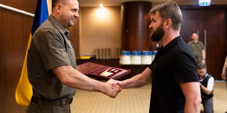 Зеленський присвоїв звання Героя України командирам-захисникам Маріуполя, нагороди вручив Єрмак (фото)