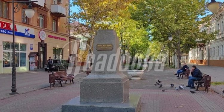Росіяни викрали з Херсона пам’ятники Суворову та Ушакову (фото)