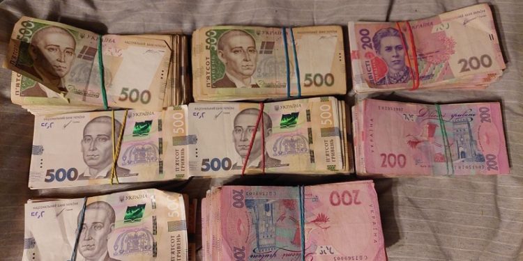 У Києві затримали двох чоловіків, які пограбували матір військовополоненого (фото)