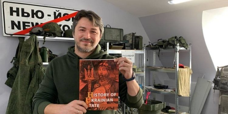 Притула відправив Ілону Маску підручник з історії України (фото)
