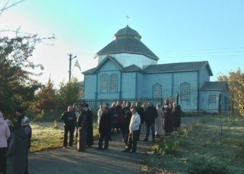 У селі на Вінниччині вірян ПЦУ не пускають до храму, вони моляться у колишній колгоспній їдальні (фото, відео)