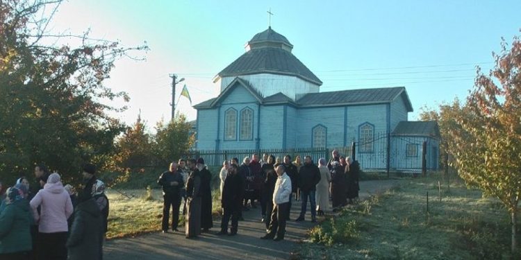 У селі на Вінниччині вірян ПЦУ не пускають до храму, вони моляться у колишній колгоспній їдальні (фото, відео)