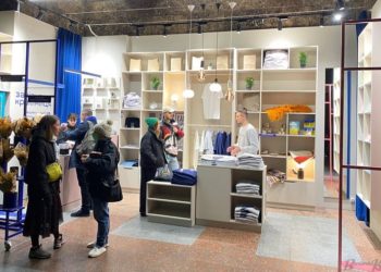 На вокзалі у Києві відкрився перший офіційний мерч-шоп Укрзалізниці (фото)