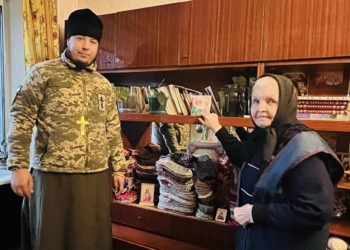 Монахиня з Дніпропетровщини зв’язала понад 1000 шкарпеток для захисників України (фото)