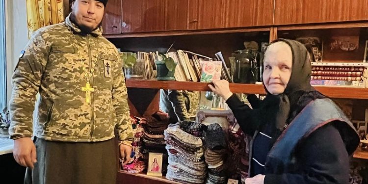 Монахиня з Дніпропетровщини зв’язала понад 1000 шкарпеток для захисників України (фото)