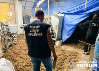 25-річний іноземець створив підпільну тютюнову фабрику поблизу Чернівців (фото)