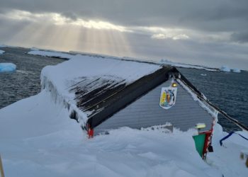 Українські полярники зафіксували новий сніговий рекорд (фото)