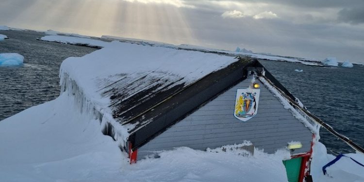 Українські полярники зафіксували новий сніговий рекорд (фото)