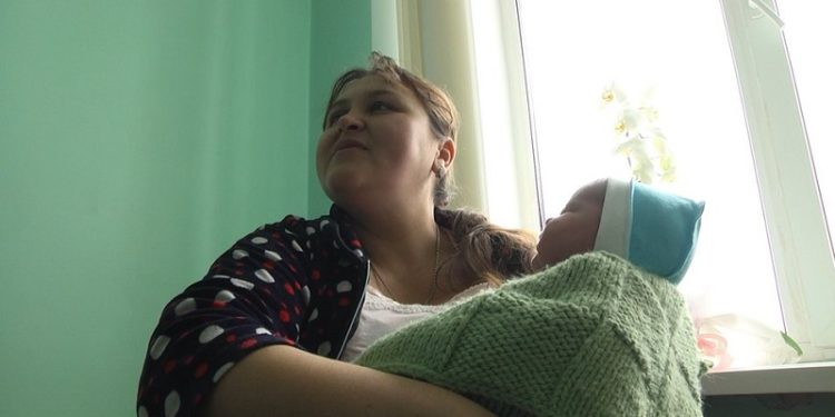 У Хмельницькому дружина священника народила малюка з рекордною вагою (фото, відео)