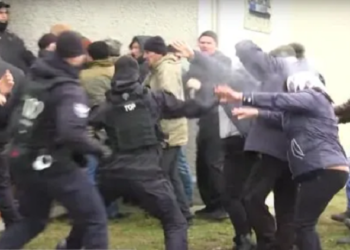 На Волині прихожани УПЦ МП влаштували мордобій під церквою: в хід пішли вила і штахети (відео)