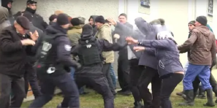 На Волині прихожани УПЦ МП влаштували мордобій під церквою: в хід пішли вила і штахети (відео)