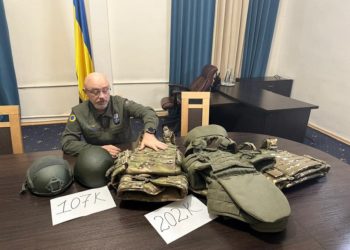 Резніков показав нові версії українських бронежилетів