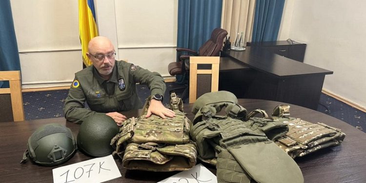 Резніков показав нові версії українських бронежилетів