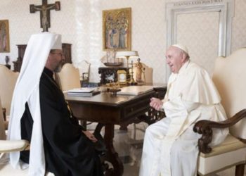 Глава УКГЦ привіз Папі Франциску осколок російської міни з Ірпеня (фото)