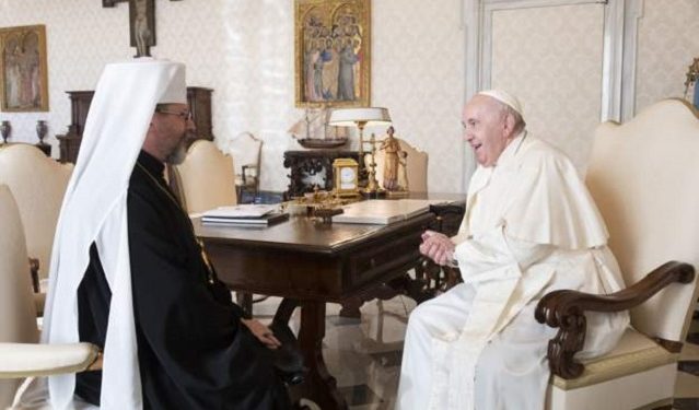 Глава УКГЦ привіз Папі Франциску осколок російської міни з Ірпеня (фото)