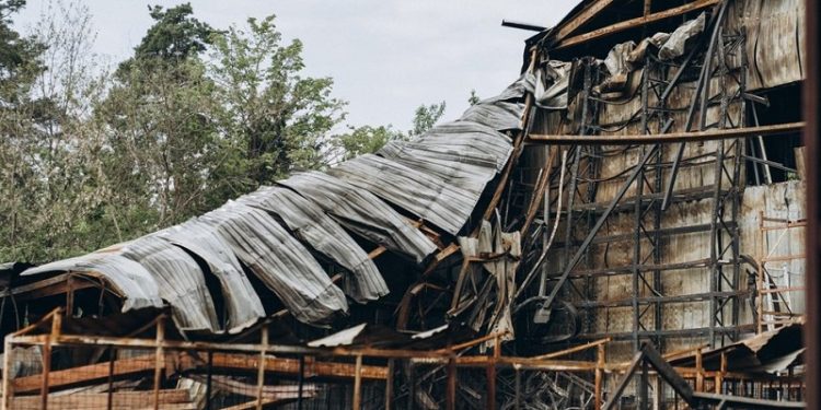 Волонтери з Чернівців відбудували в Ірпені дім жінки, яка прийняла у себе 40 військових (фото, відео)