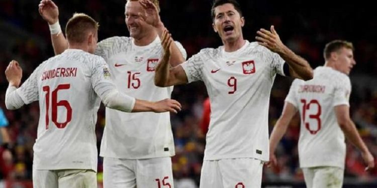 Збірна Польщі з футболу вирушила на ЧС-2022 у супроводі винищувачів (відео)