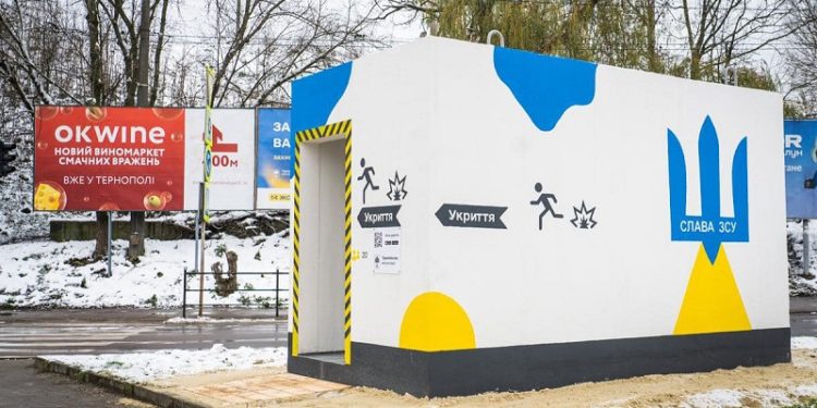 У Тернополі встановили перші зупинки-укриття (фото)