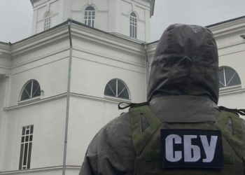 Підозрілі особи, зброя і триколор: СБУ про результати обшуків в УПЦ МП у двох областях (фото)