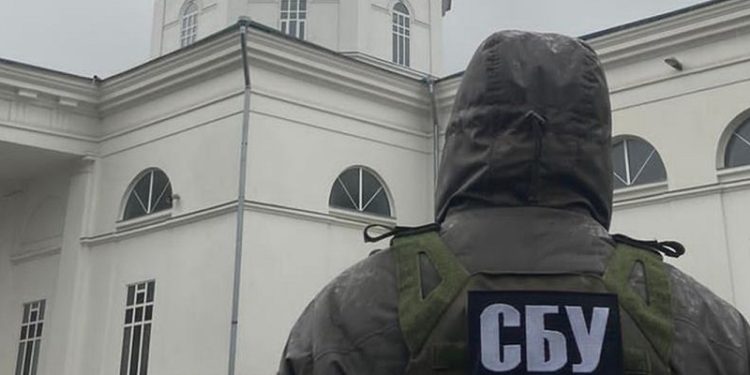 Підозрілі особи, зброя і триколор: СБУ про результати обшуків в УПЦ МП у двох областях (фото)