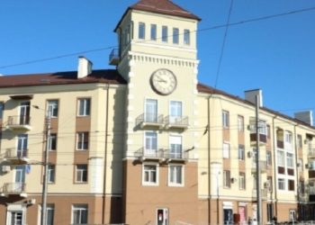 У Маріуполі окупанти знищили знаменитий Будинок з годинником (відео)