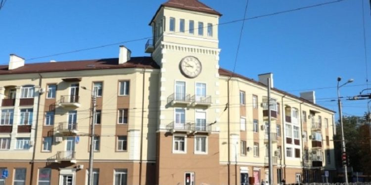 У Маріуполі окупанти знищили знаменитий Будинок з годинником (відео)