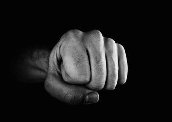 У Почаєві чоловік побив до смерті людину через татуювання