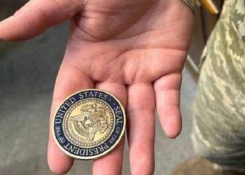 Зеленський передав командиру батареї HIMARS нагороду від Байдена (фото, відео)