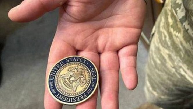 Зеленський передав командиру батареї HIMARS нагороду від Байдена (фото, відео)