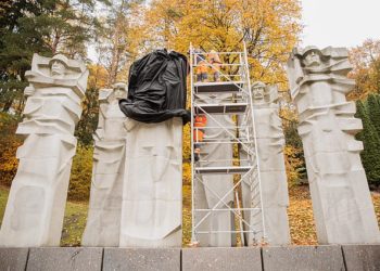 У Литві почали зносити найбільший пам’ятник радянським військовим, попри заборони ООН