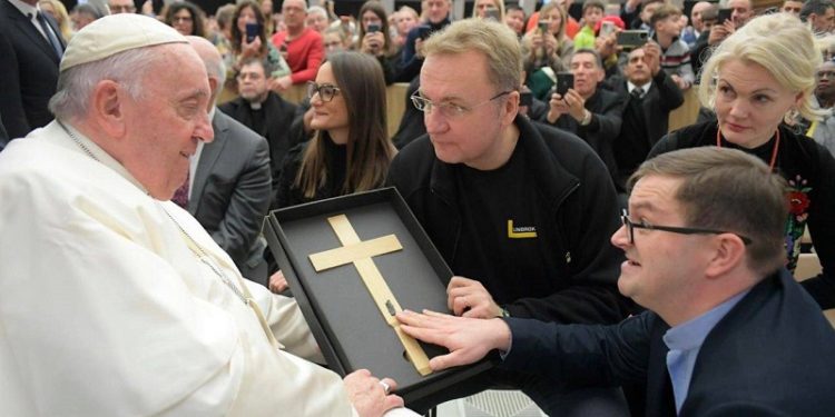 Садовий передав Папі Римському хрест із уламком ракети, який дістали з тіла 13-річної дівчинки
