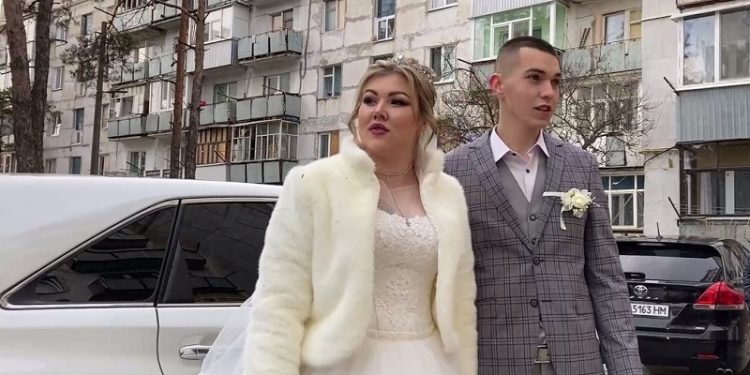 На Харківщині в будинку, пошкодженому вночі ракетою, вранці зіграли весілля (фото)