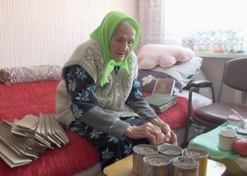 93-річна вінничанка виготовляє окопні свічки