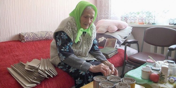 93-річна вінничанка виготовляє окопні свічки