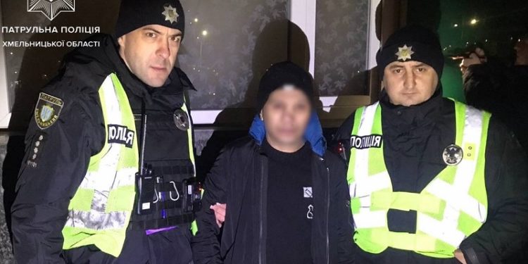 У Хмельницькому патрульні затримали чоловіка, який втікак із херсонського СІЗО (фото)