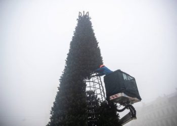 У Києві встановлюють символічну ялинку незламності (фото)