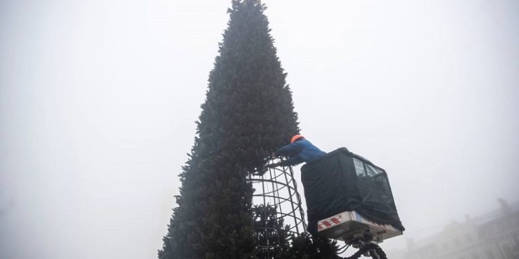 У Києві встановлюють символічну ялинку незламності (фото)