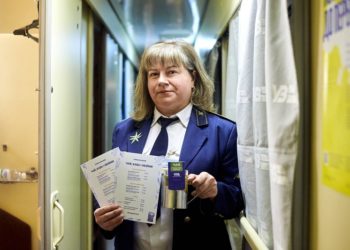 Укрзалізниця повертає в поїзди підстаканники та оновлює меню чаю та кави (фото)